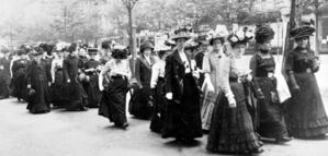 Frauen in Berlin auf dem Weg zu einer Demonstration für Frauenwahlrecht