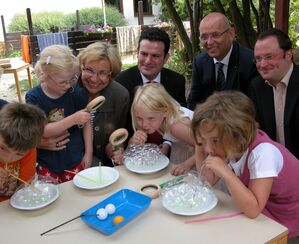 Beim Experimentieren mit Kindern