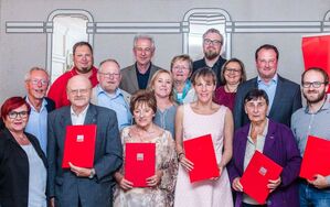 Stadträte, Vorstandsmitglieder und bekannte Persönlichkeiten der Hofer SPD gratulierten den Jubilaren.