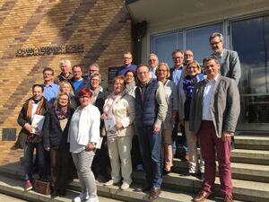 Schulleiterin Edith Franz mit beiden Fraktionen und deren Vorsitzenden Dr. Jürgen Adelt und Ulrich Scharfenberg