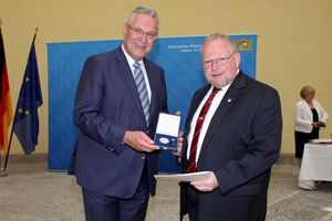 V.l.n.r.: Innenminister Hermann, MdL Klaus Adelt.