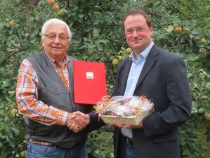 Der Hofer SPD-Vorsitzende Jörg Mielentz dankt Willi Klimt (92) für 65 Jahre Mitgliedschaft in der SPD